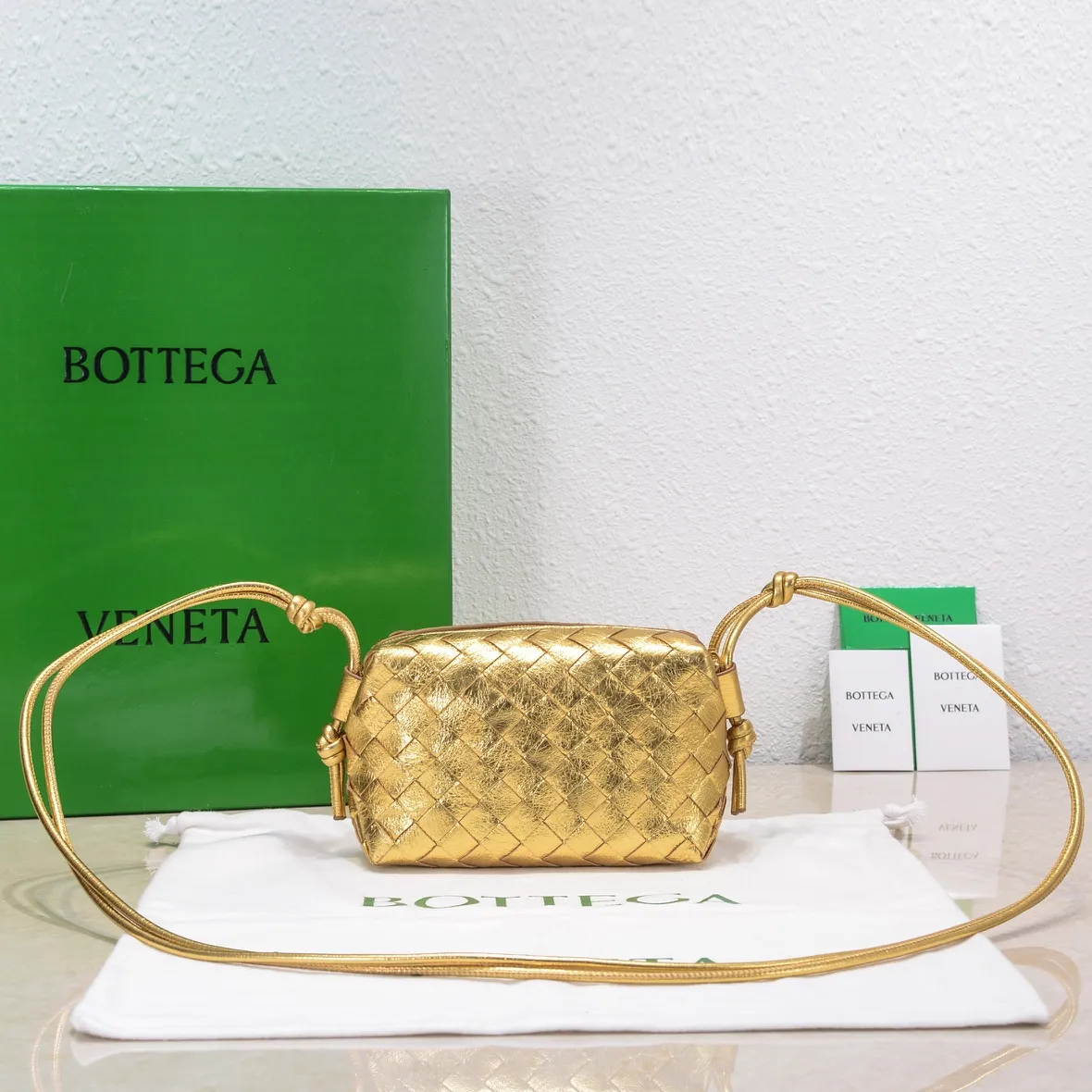 Batch 1160 B's new model is coming🔥Classic woven logo✅ The bag body is made of selected original sheepskin. The texture is soft and waxy. The simple square bag body is classic and versatile. The internal design is very practical. It has a large space and an adjustable iconic leather drawstring. It can be said to be both elegant and practical. The design is very simple and elegant. It has a kind of literary and retro style. Size model: 17*10*6cm, model number: 9896